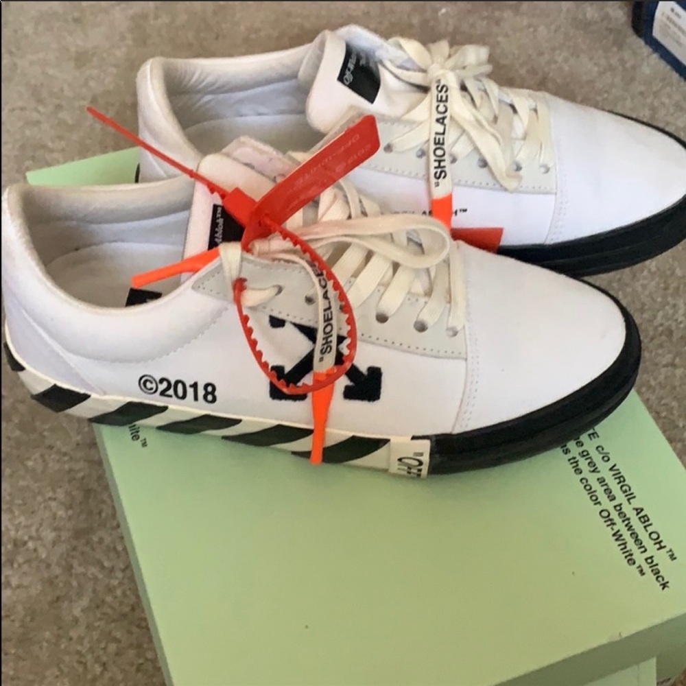ISO off white shoes woman’s size 8 - Picture 2 of 2